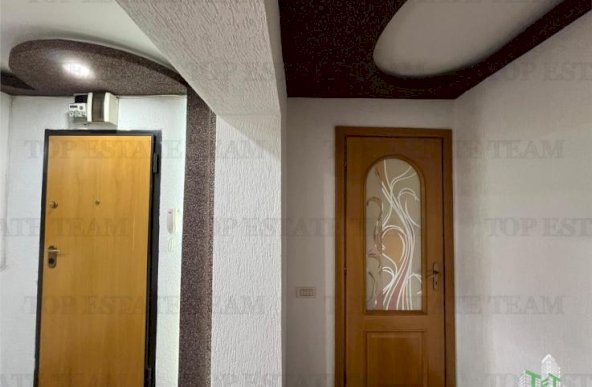 Apartament de 4 camere transformat in 3, strada Spinis