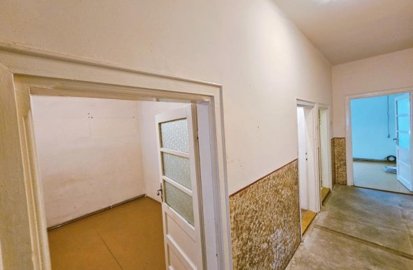 Apartament 3 camere, curte, anexe, terasa