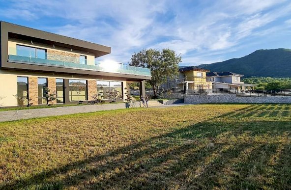 Casa -design modern cu piscina interioara zona Cisnadie 0% COMISION
