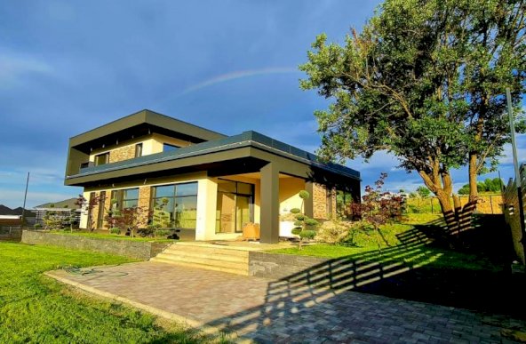 Casa -design modern cu piscina interioara zona Cisnadie 0% COMISION