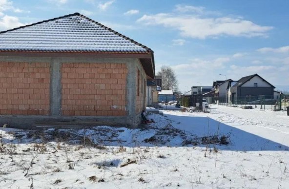 Casa singur in curte la rosu - zona Stupini