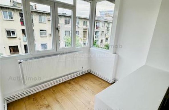 Apartament cu 2 camere, situat ultracentral, proaspat renovat, cu centrala termica si loc de parcare