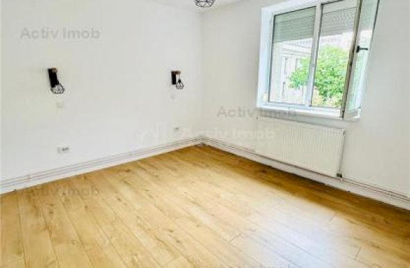 Apartament cu 2 camere, situat ultracentral, proaspat renovat, cu centrala termica si loc de parcare