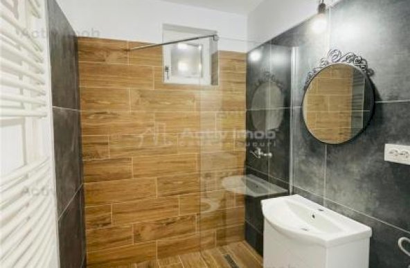 Apartament cu 2 camere, situat ultracentral, proaspat renovat, cu centrala termica si loc de parcare