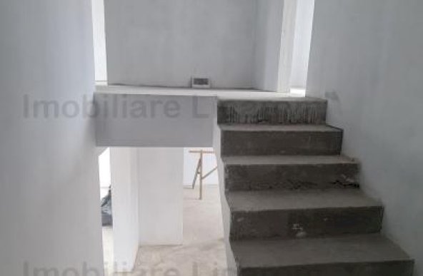 Vila Stupini P+E, 5 camere,curte,acces auto.(Parte Duplex)