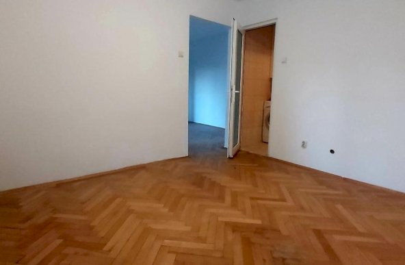 Apartament 2 camere nemobilat, zona Mihail Kogalniceanu