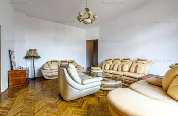 Apartament în Palatul Bohuș, lângă Teatrul de Stat.