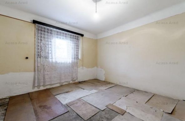 Casă cu 2 camere, teren, garaj în Bujac / Necesită renovare