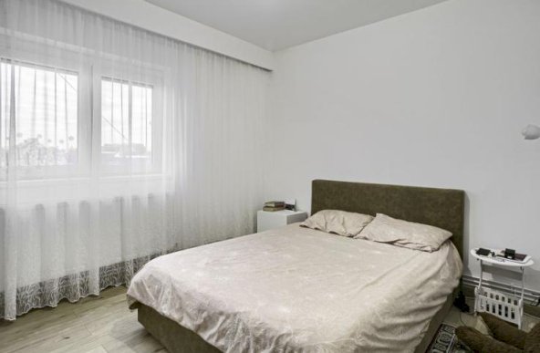 Apartament spatios cu 4 camere la 1 minut de teatru