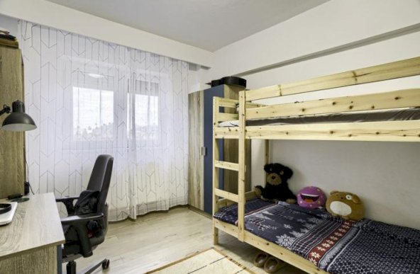 Apartament spatios cu 4 camere la 1 minut de teatru