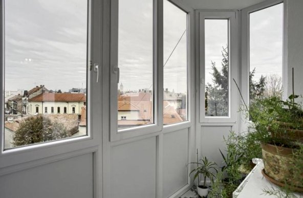 Apartament spatios cu 4 camere la 1 minut de teatru