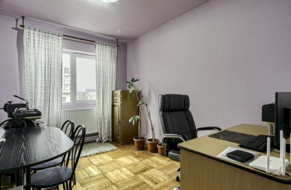 Apartament spatios cu 4 camere strada Fat Frumos