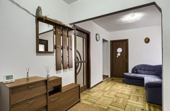 Apartament spatios cu 4 camere strada Fat Frumos