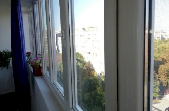 Apartament cu 3 camere, in zona Alexandru Obregia