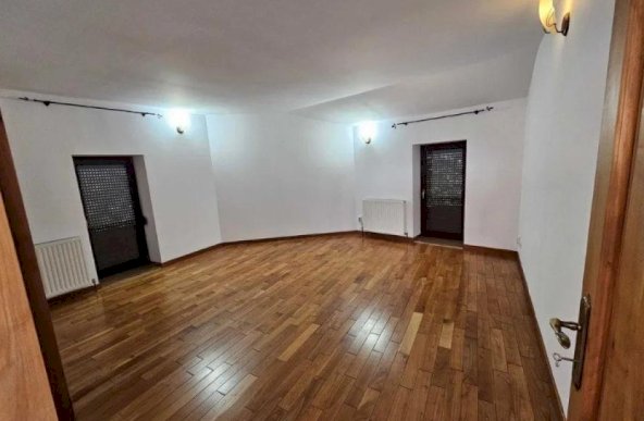 250 mp spatiu de birouri in vila si curte 50 mp zona Timpuri Noi 