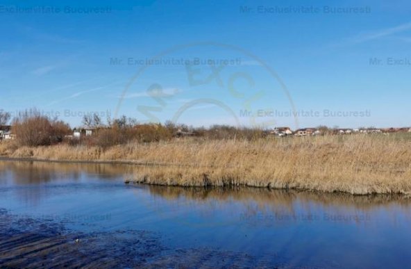 Vila la alb, cu teren de sport si iesire la lac, in Ostratu