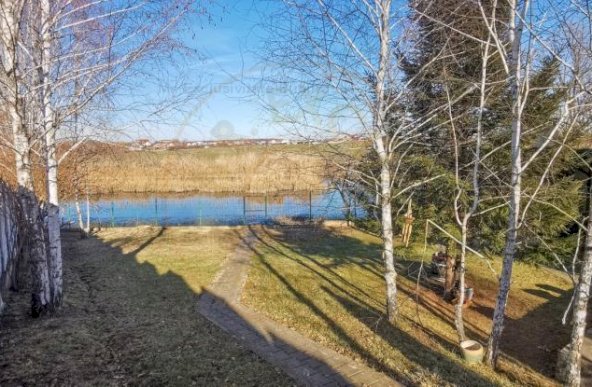 Vila la alb, cu teren de sport si iesire la lac, in Ostratu