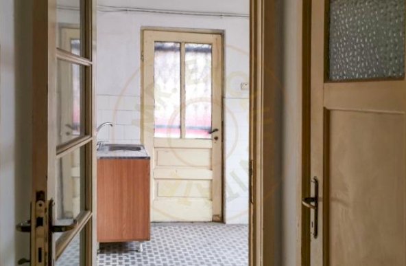 Apartament in bloc interbelic, 2 camere, 80 mp, pretabil AirBnb