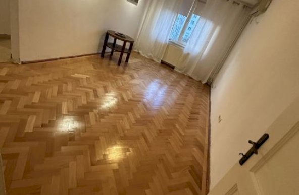 Apartament de 4 camere CU CENTRALA-Dristor