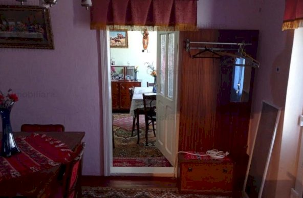 ID 9006 Casa 4 camere, caramida, zona Islaz