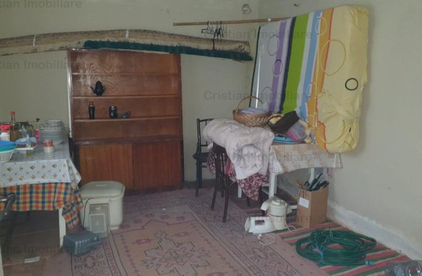 Casa 46 mp + anexa, teren 197 mp, toate utilitatile, zona Centrala