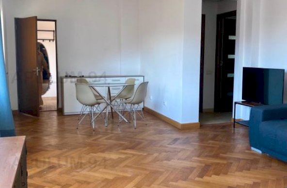 Vanzare Apartament 3 camere ,zona Centrul Vechi ,strada Sfintilor ,nr 10 ,120.000 €