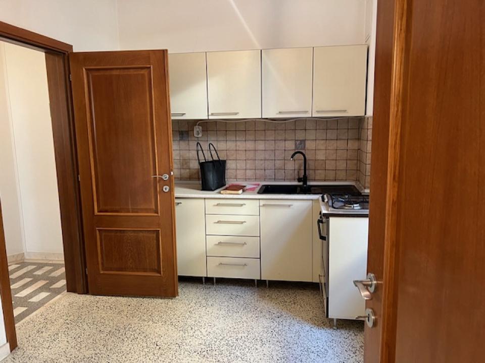 Inchiriere Apartament 4 camere ,zona Gara de Nord ,strada Calea Grivitei ,nr 16 ,1.320 € /luna 