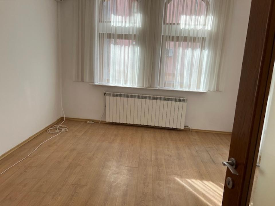 Inchiriere Apartament 4 camere ,zona Gara de Nord ,strada Calea Grivitei ,nr 16 ,1.320 € /luna 