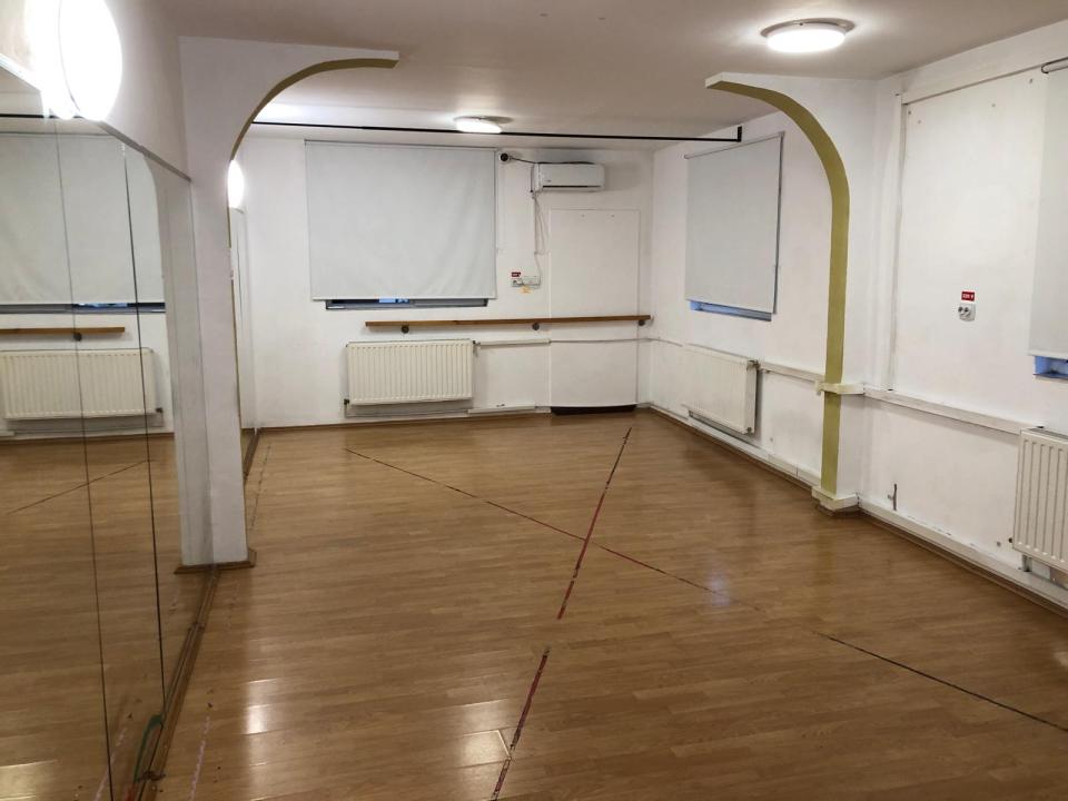 Inchiriere Spatiu Comercial 4 camere ,zona Calea Calarasilor ,strada Ciresului ,nr - ,999 € /luna 