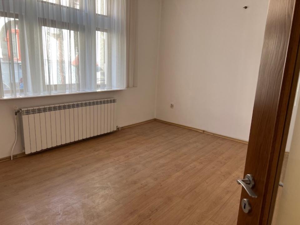 Inchiriere Apartament 4 camere ,zona Gara de Nord ,strada Calea Grivitei ,nr 16 ,1.320 € /luna 