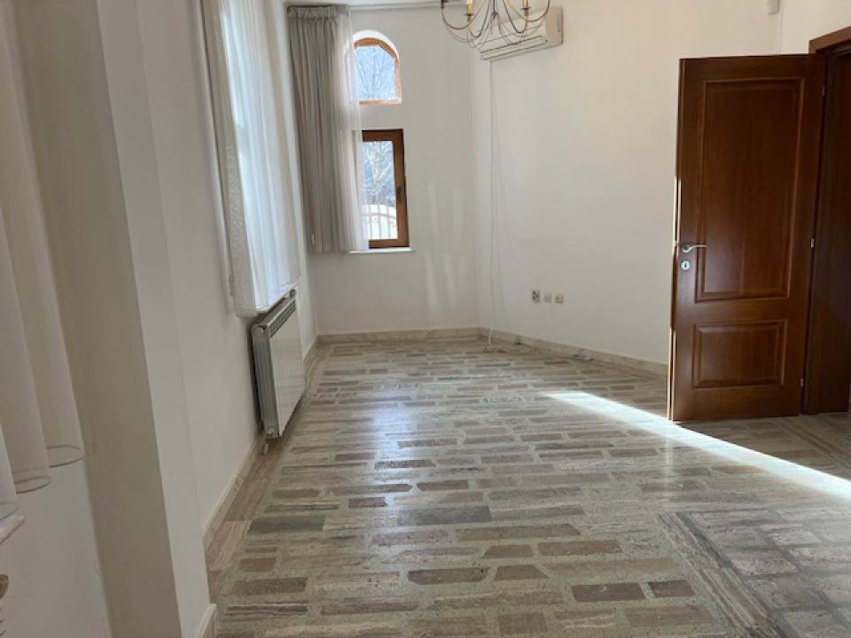 Inchiriere Apartament 4 camere ,zona Gara de Nord ,strada Calea Grivitei ,nr 16 ,1.320 € /luna 