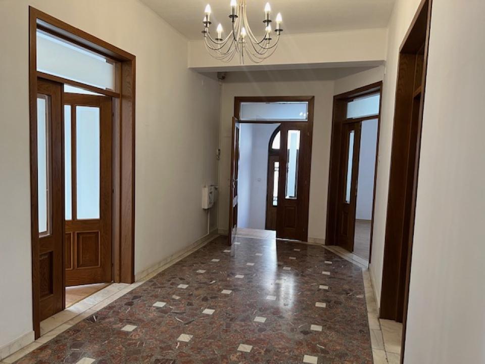 Inchiriere Apartament 4 camere ,zona Gara de Nord ,strada Calea Grivitei ,nr 16 ,1.320 € /luna 