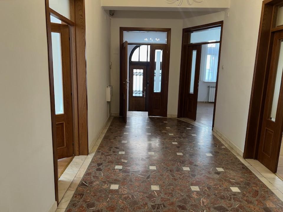 Inchiriere Apartament 4 camere ,zona Gara de Nord ,strada Calea Grivitei ,nr 16 ,1.320 € /luna 