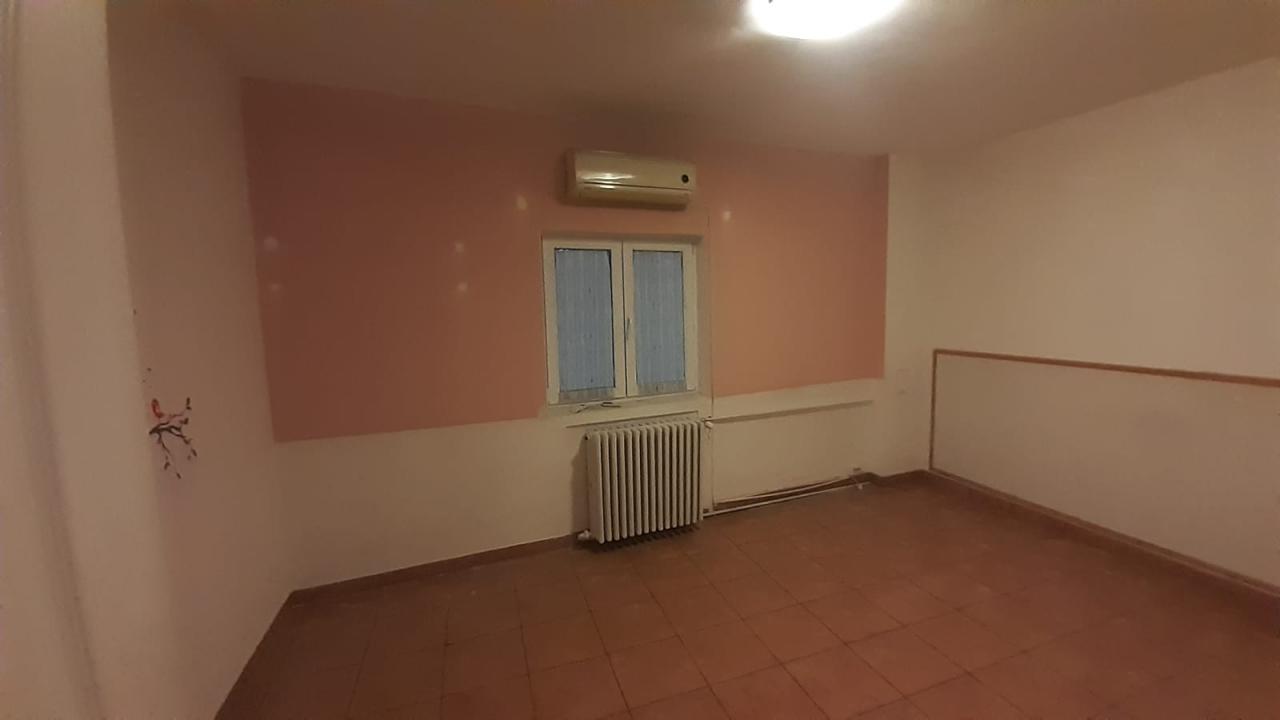 Inchiriere Apartament 4 camere ,zona Vitan ,strada Ion Mortun ,nr 18 ,900 € /luna 