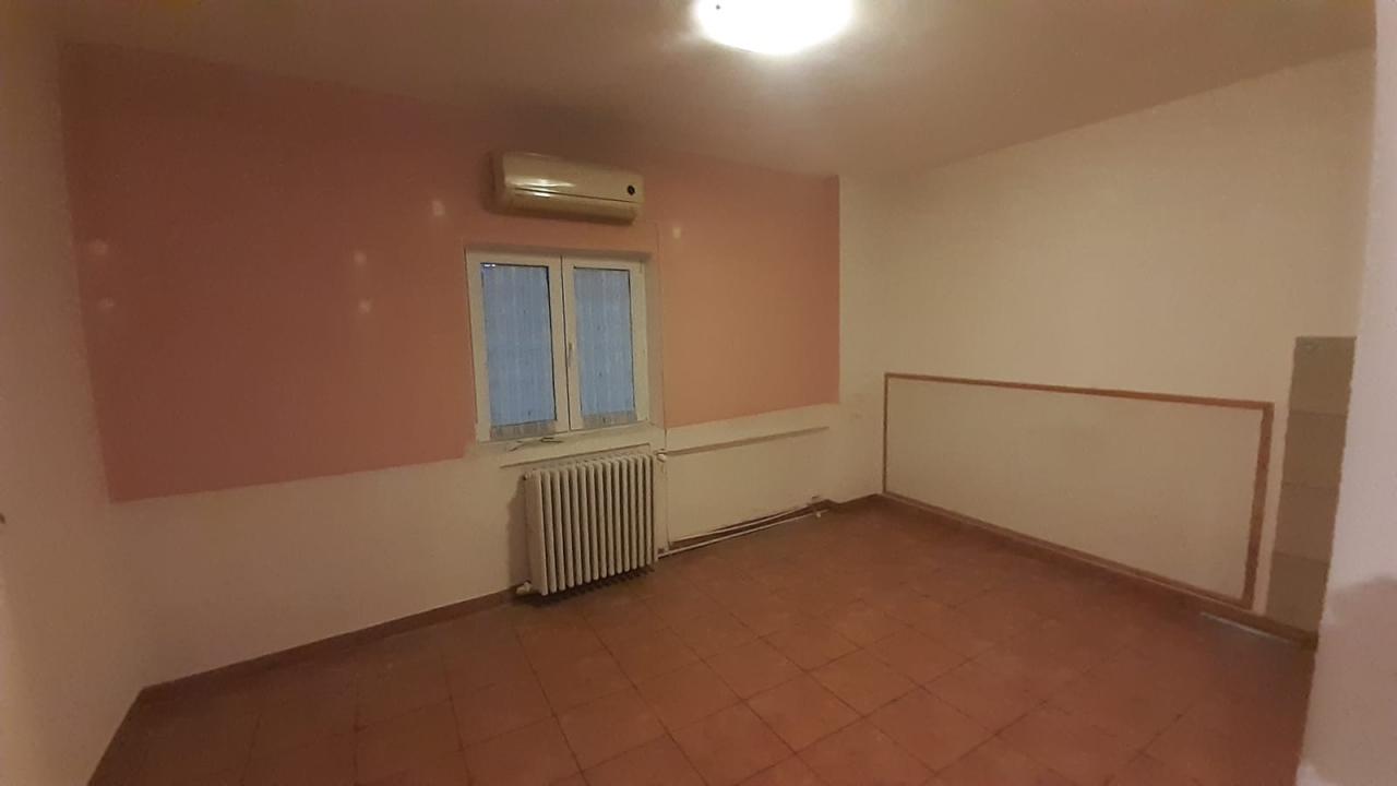 Inchiriere Apartament 4 camere ,zona Vitan ,strada Ion Mortun ,nr 18 ,900 € /luna 