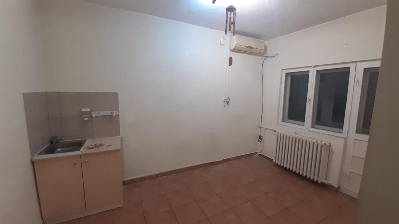 Inchiriere Apartament 4 camere ,zona Vitan ,strada Ion Mortun ,nr 18 ,900 € /luna 