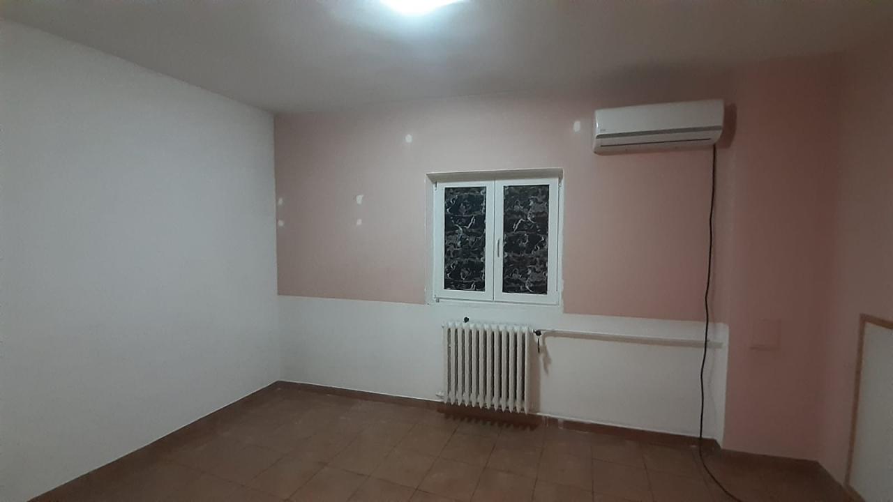 Inchiriere Apartament 4 camere ,zona Vitan ,strada Ion Mortun ,nr 18 ,900 € /luna 