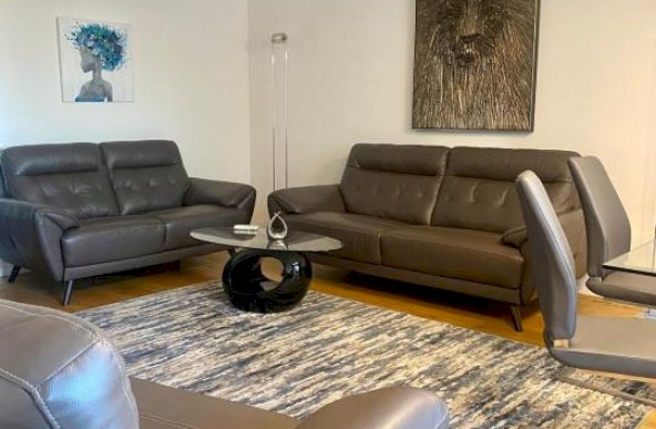 Inchiriere Apartament 3 camere ,zona Universitate ,strada Logofatul Luca Stroici ,nr 11 ,1.900 € /luna 