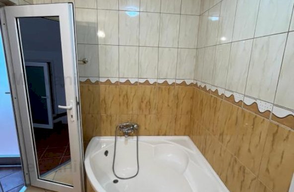 Apartament cu 3 camere de vânzare în Sinaia - Zona Hotel International