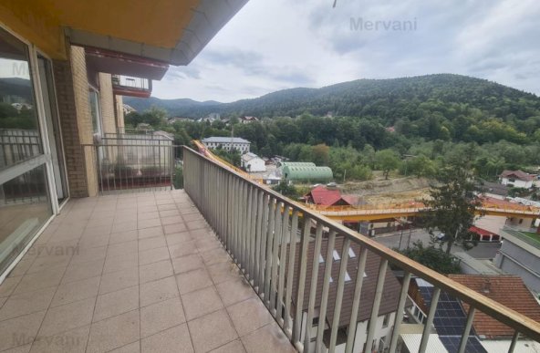 Apartament cu 3 camere de vânzare în Sinaia