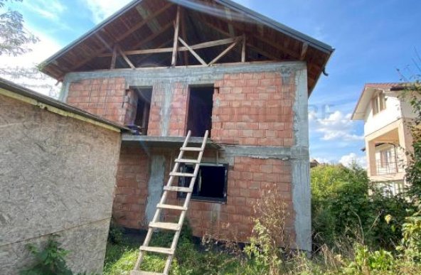 Casa la rosu in Barnova aproape de Pensiunea Garofita