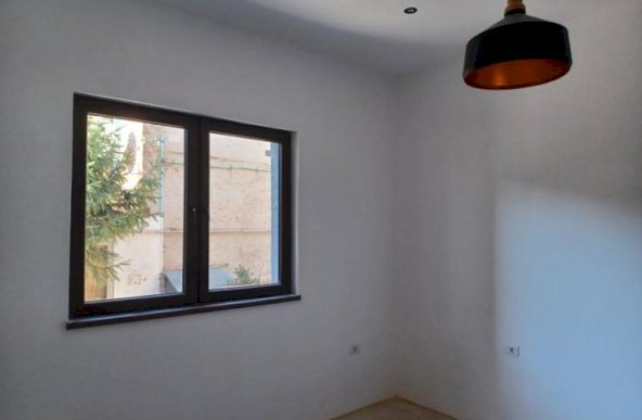 Casa, curte comună, ultracentral, 3 camere . 115.000 € | Comision 0%