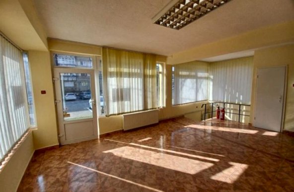 Spatiu comercial, 56 mp (parter + demisol). 350 E/lună. Comision 0