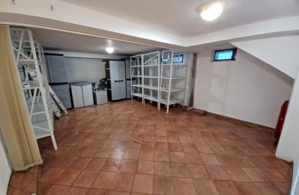 Spatiu comercial, 56 mp (parter + demisol). 350 E/lună. Comision 0