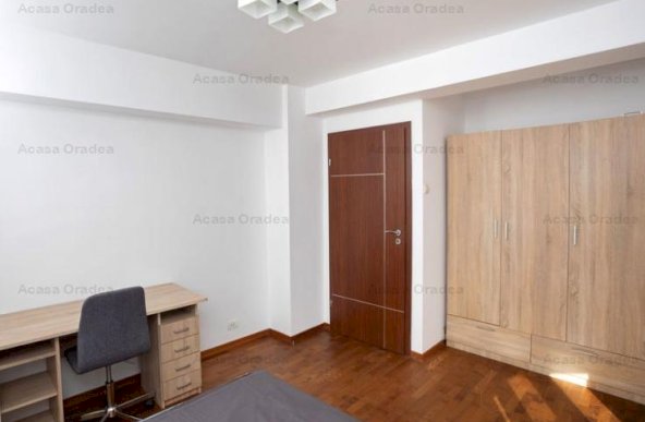 Apartament ultracentral, 4 cam, priveliște, Oradea. 600 E. Comision O.