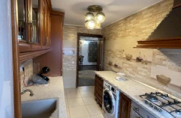 Inchiriez apartament 3 camere, zona Piata Alba Iulia, decomandat, centrala si loc de parcare