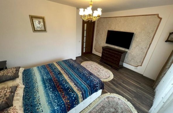 Inchiriez apartament 3 camere, zona Piata Alba Iulia, decomandat, centrala si loc de parcare