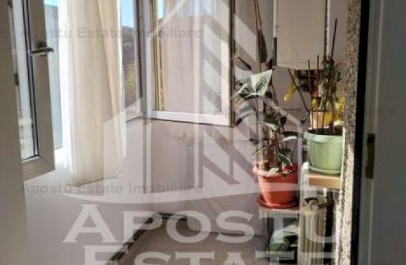 Apartament 3 camere, etaj intermediar, centrala proprie, zona Aradului