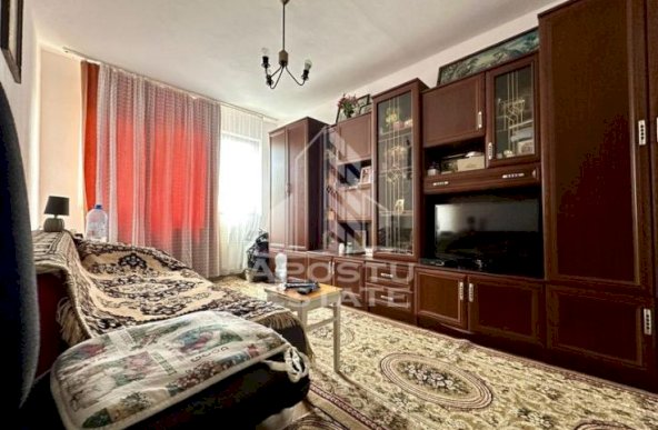 Apartament cu 3 camere, centrala proprie, zona Sagului