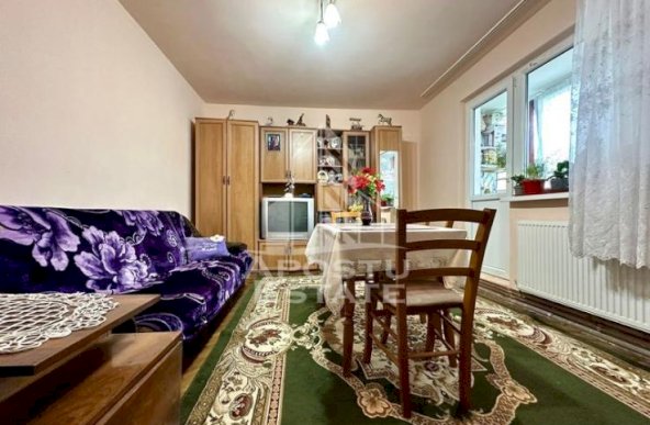 Apartament cu 3 camere, centrala proprie, zona Sagului